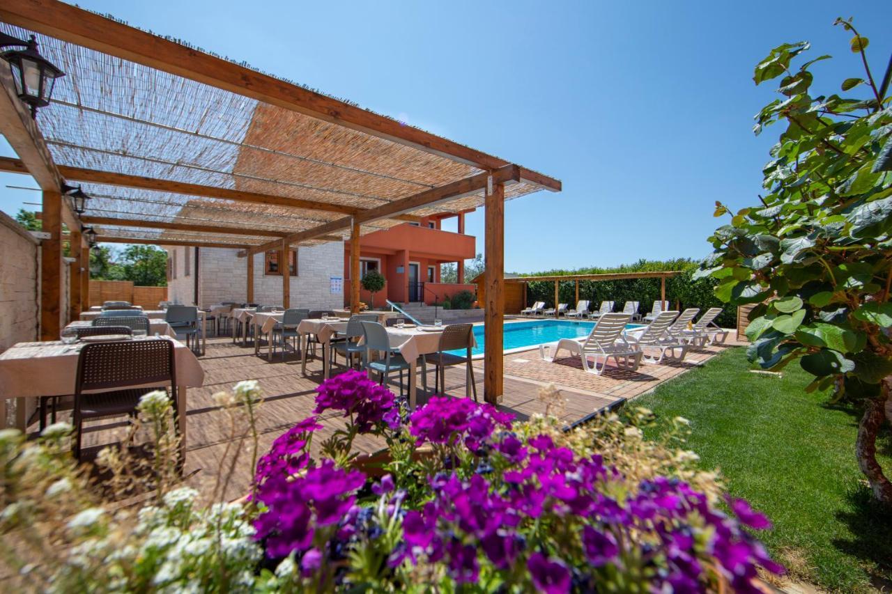 Hotel Natura Vilanija Екстериор снимка