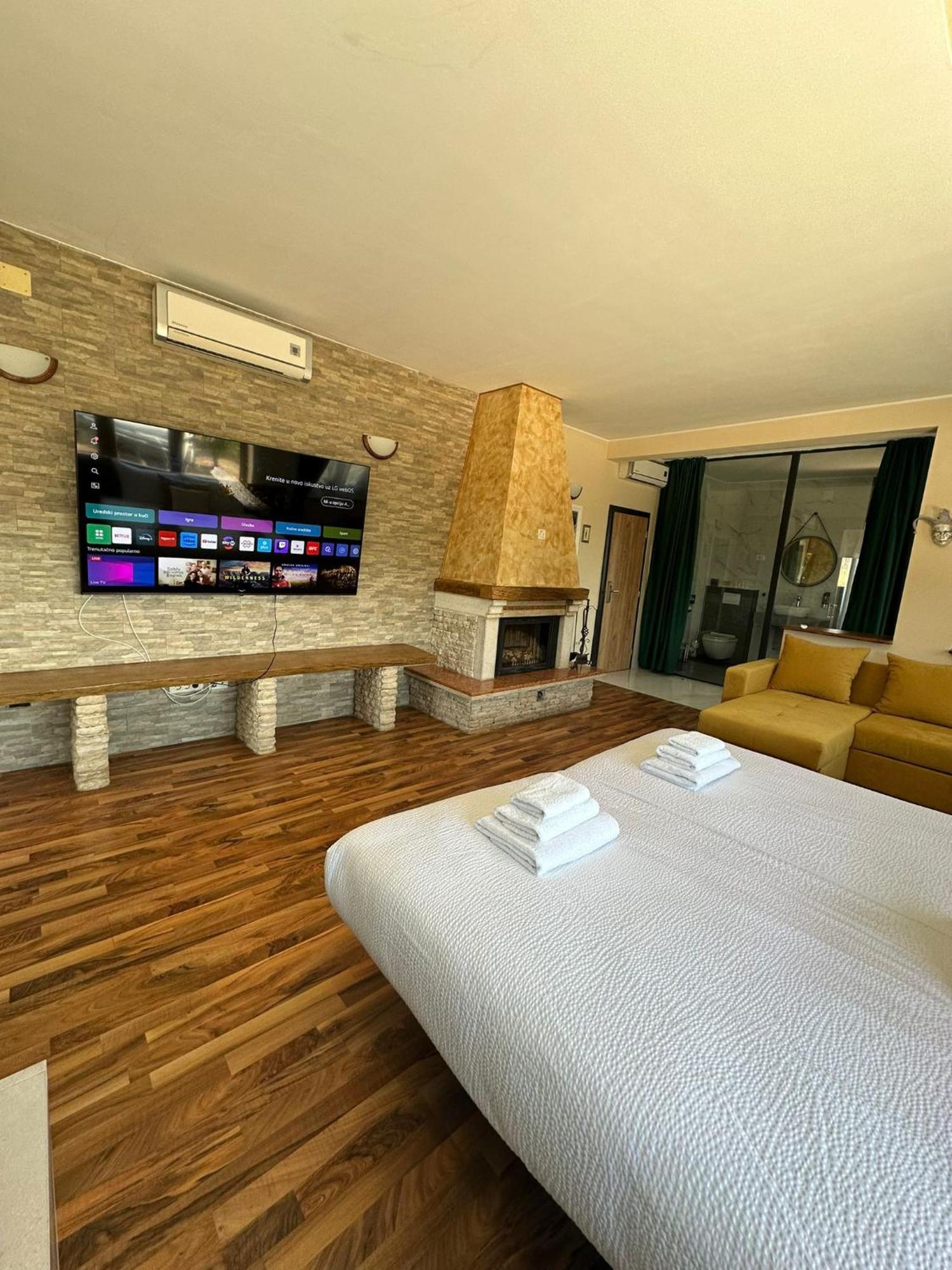Hotel Natura Vilanija Екстериор снимка