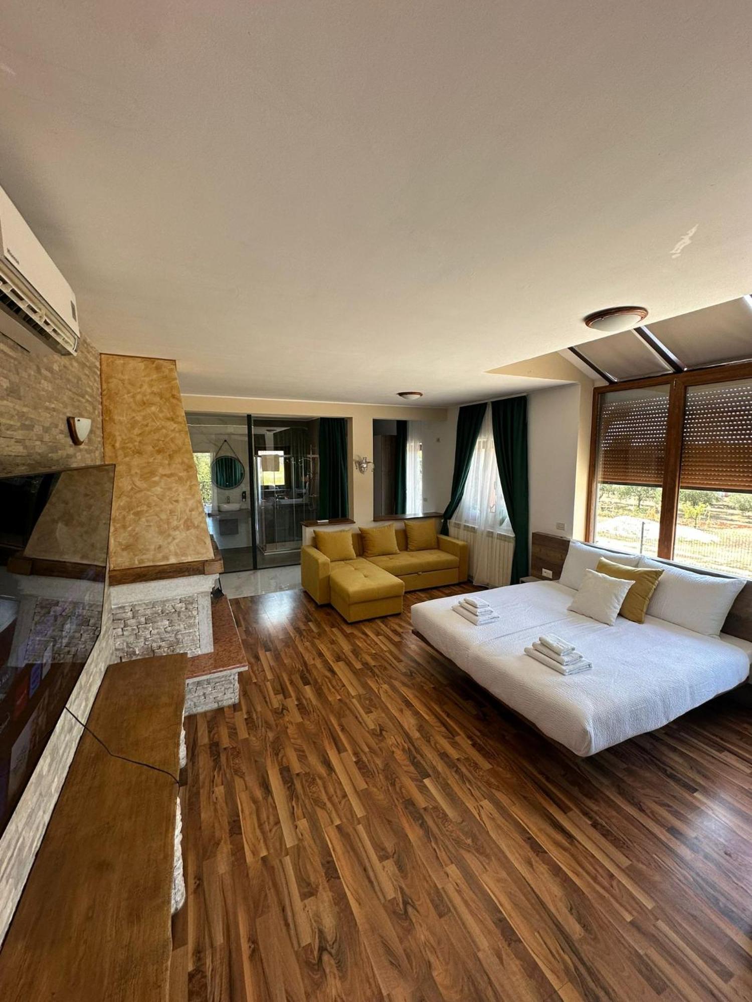 Hotel Natura Vilanija Екстериор снимка