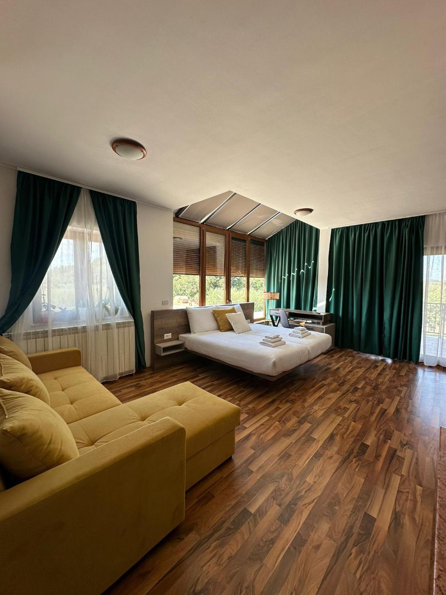 Hotel Natura Vilanija Екстериор снимка